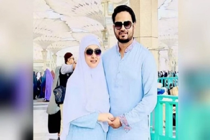 স্বামীর সঙ্গে ওমরাহ করতে গেলেন পূর্ণিমা