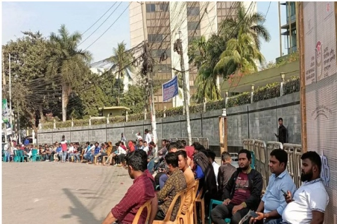 বাংলাদেশ ব্যাংক পাহারায় ছাত্রলীগের নেতাকর্মীরা