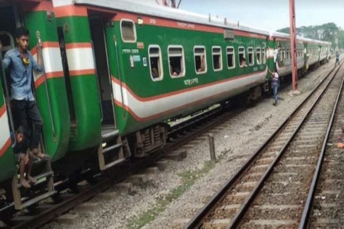 টাঙ্গাইলে বগি লাইনচ্যুত, ঢাকার সঙ্গে ট্রেন যোগা‌যোগ বন্ধ