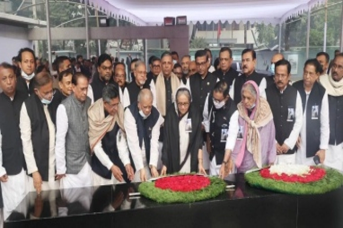 বঙ্গবন্ধুর প্রতিকৃতিতে আ.লীগের নতুন নেতৃত্বদের শ্রদ্ধা