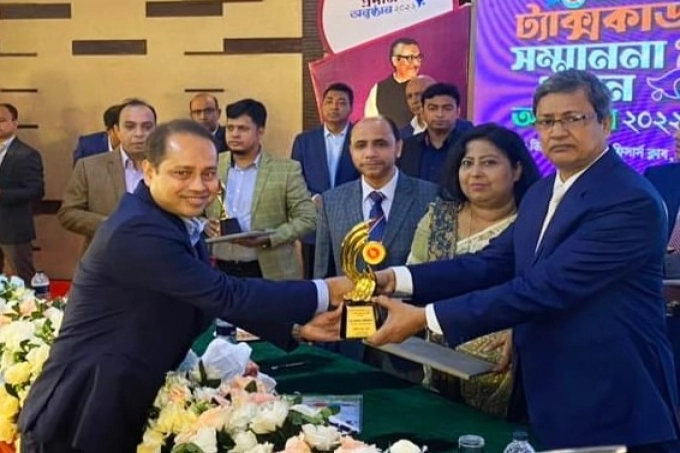 কার সিলেকশনের কর্ণধার আসলাম সেরনিয়াবতের সেরা করদাতা পুরস্কার অর্জন