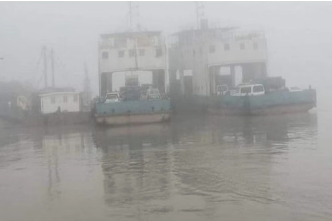 ঘন কুয়াশায় দৌলতদিয়া-পাটুরিয়ায় ফেরি চলাচল বন্ধ