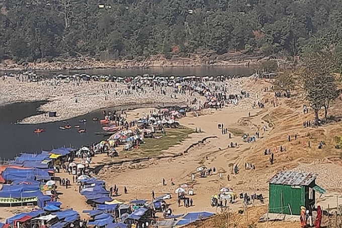 জাফলংয়ে পর্যটকদের উপচেপড়া ভিড়