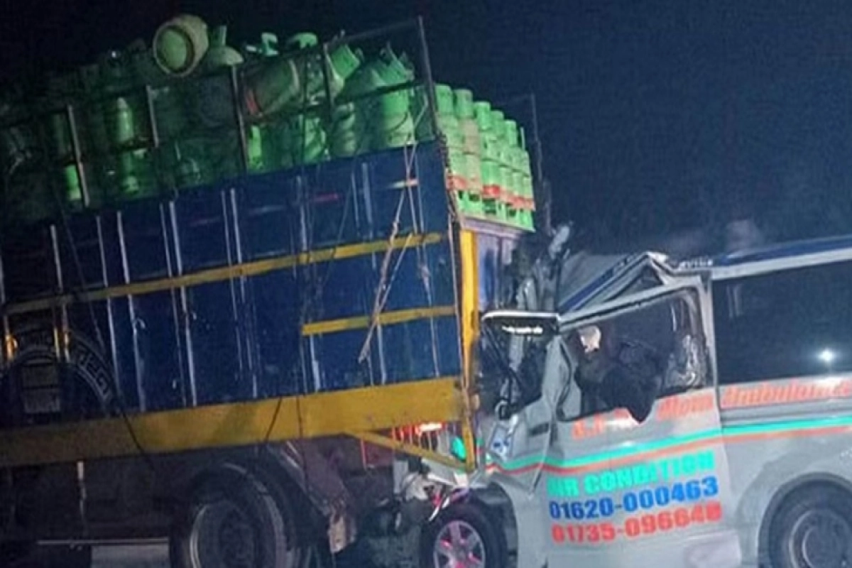 পদ্মাসেতু দক্ষিণ থানায় ট্রাক-অ্যাম্বুলেন্স সংঘর্ষ, নিহত ৬