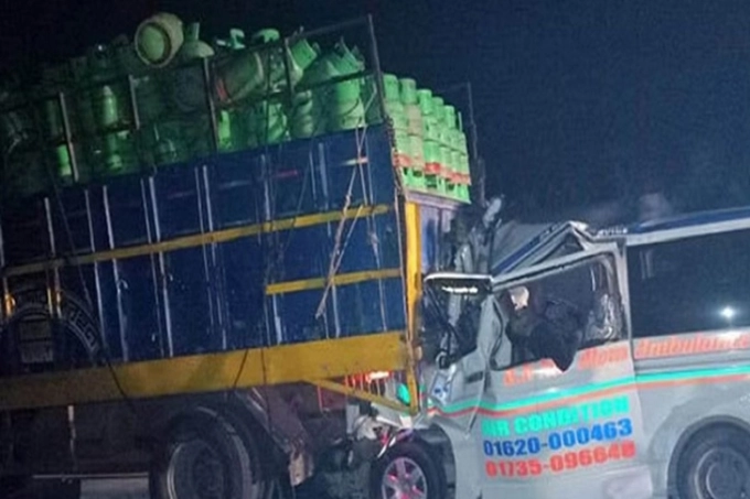 পদ্মাসেতু দক্ষিণ থানায় ট্রাক-অ্যাম্বুলেন্স সংঘর্ষ, নিহত ৬