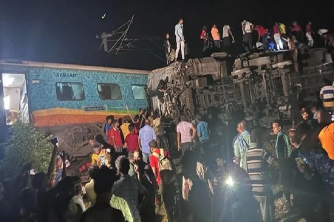 ভারতে ভয়াবহ ট্রেন দুর্ঘটনায় বিপুল প্রাণহানি