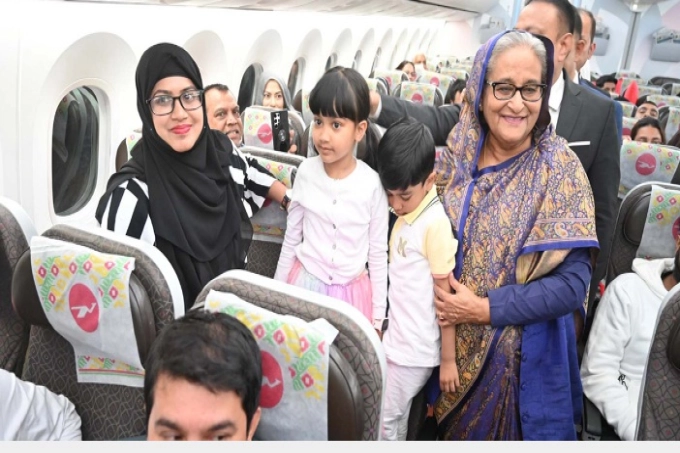 প্রধানমন্ত্রী শেখ হাসিনার মমতায় অভিভূত বিমানযাত্রীরা