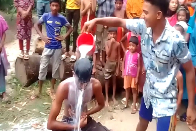 প্রেমের বিয়ের বিচ্ছেদ, ২০ কেজি দুধ দিয়ে গোসল যুবকের