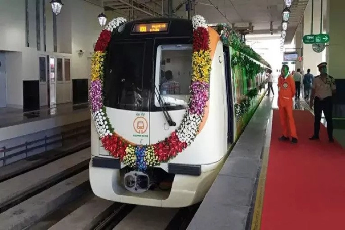 মেট্রোরেল চলছে ২০ তলা বাড়ির ৪ তলা দিয়ে