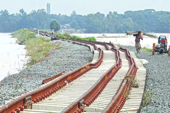 চালুর আগেই বেঁকে গেল রেললাইন