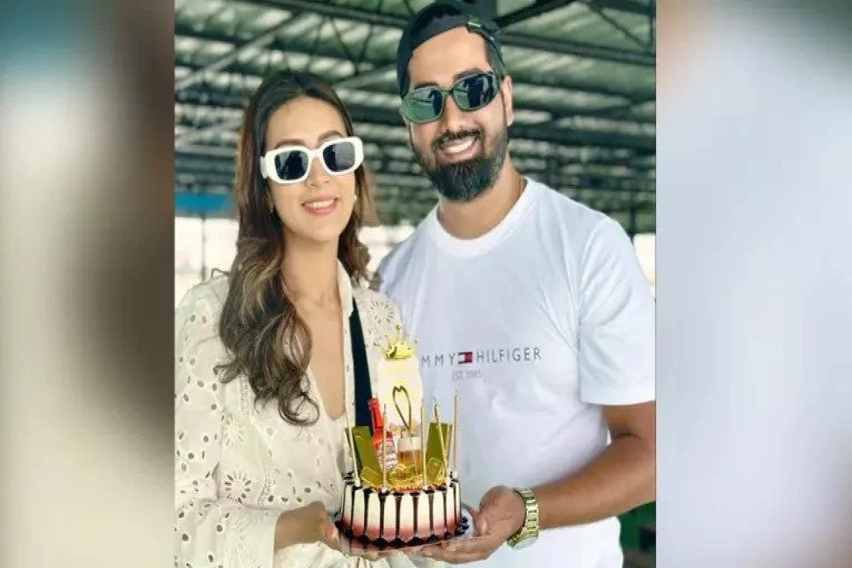 সোনার কেক কেটে স্বামীর জন্মদিন পালন করলেন মিম