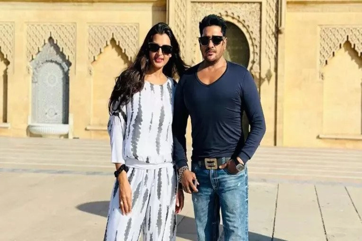 অনন্তকে ছেড়ে অন্য কারো হাত ধরছেন বর্ষা