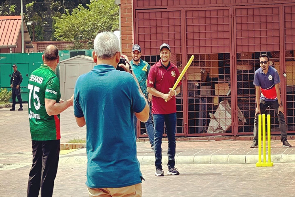 হাসের সঙ্গে খেললেন সাকিব