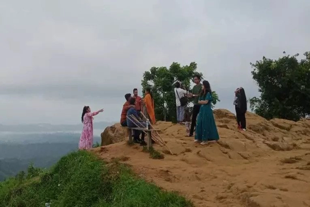 সাজেকের রাস্তায়, বারান্দায় ও গাড়িতে রাত কাটালেন কয়েক শ পর্যটক