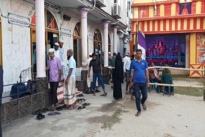 এক আঙিনায় মসজিদ-মন্দির