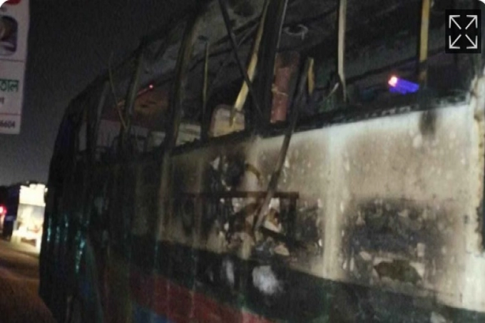 ঢাকার পর নারায়ণগঞ্জ ও ভোলায় ২ বাসে আগুন