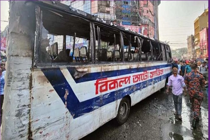 গুলিস্তানে দিন-দুপুরে বাসে আগুন