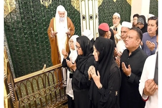 মহানবীর রওজা মোবারক জিয়ারত করলেন প্রধানমন্ত্রী