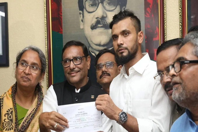আ.লীগের মনোনয়ন ফরম কিনলেন মাশরাফি