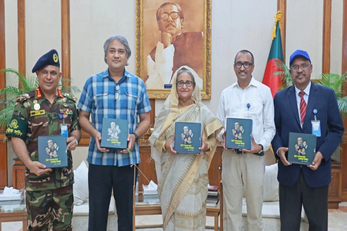 ‘মরণ সাগরপারে তোমরা অমর’- প্রকাশনার মোড়ক উন্মোচন করলেন প্রধানমন্ত্রী
