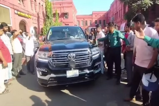সরকারি প্রটোকল নিয়ে মনোনয়ন জমা দিলেন হুইপ সামশুল হক চৌধুরী