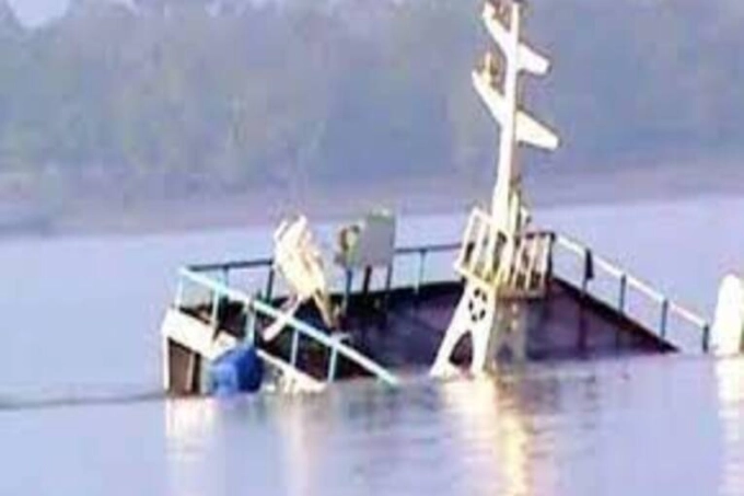 চট্টগ্রামে ৭০০ টন সার নিয়ে জাহাজ ডুবি, নিখোঁজ ১
