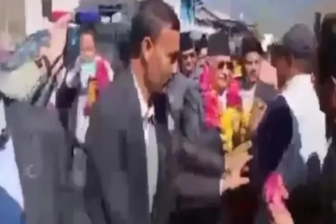 প্রচারণার সময় নেপালের সাবেক প্রধানমন্ত্রীকে চড় মারার চেষ্টা