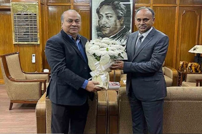 শেয়ারবাজারে তারল্য বাড়াতে বাংলাদেশ ব্যাংকের গভর্নরের আশ্বাস