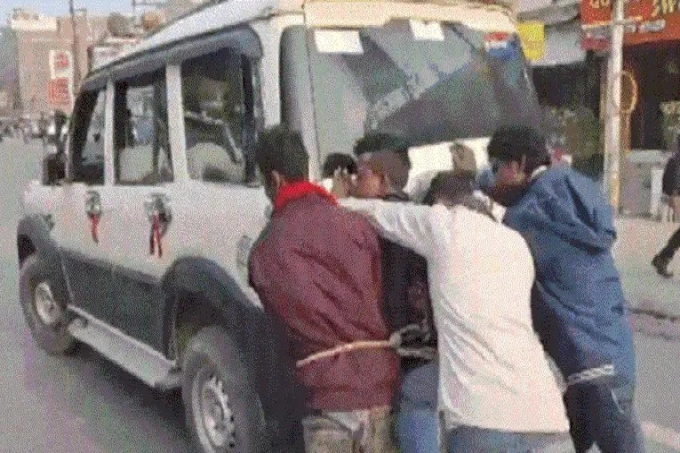 আদালতে যাওয়ার পথে ফুরালো তেল, আসামিদের দিয়ে গাড়ি ঠেলালো পুলিশ
