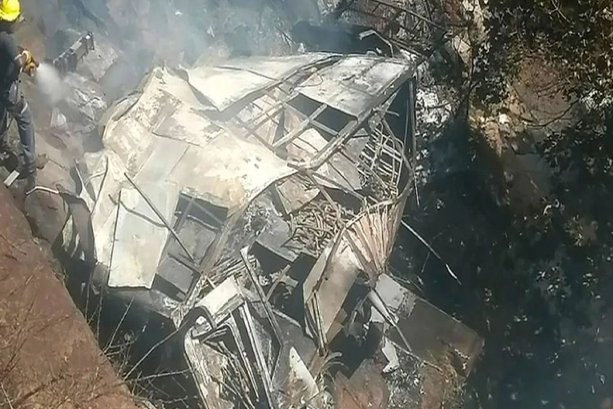 সেতু থেকে খাদে পড়ে ৪৫ বাসযাত্রীর মৃত্যু