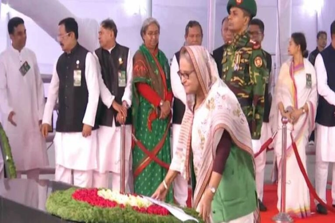 মুজিবনগর দিবসে বঙ্গবন্ধুর প্রতিকৃতিতে প্রধানমন্ত্রীর শ্রদ্ধা