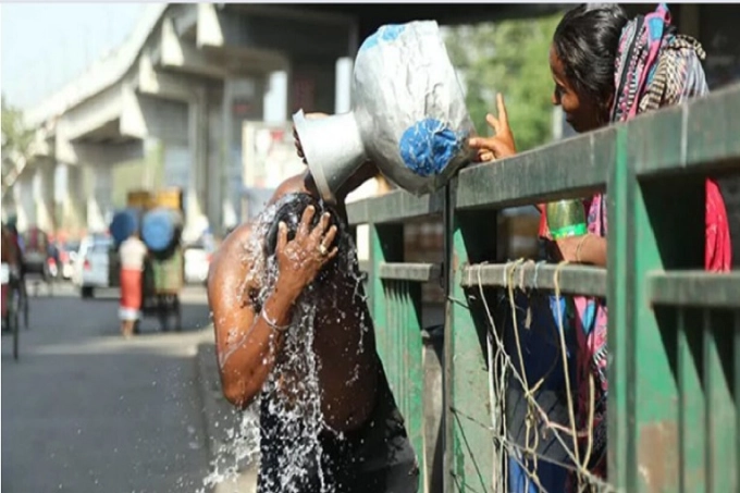৪০ ডিগ্রি তাপমাত্রায় পুড়ছে রাজধানী ঢাকা