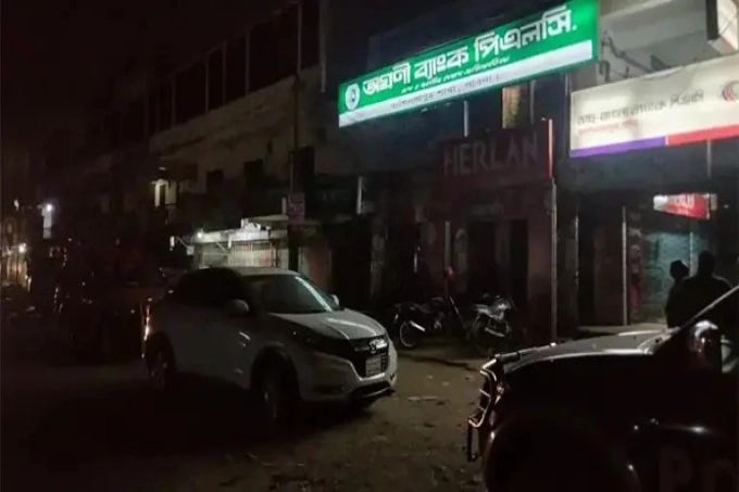 পাবনায় অগ্রণী ব্যাংকের ভল্ট থেকে ১০ কোটি টাকা উধাও, গ্রেপ্তার ৩