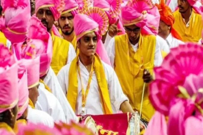 ঢাক-ঢোল বাজিয়ে মেয়ের ডিভোর্স উদযাপন করলেন বাবা