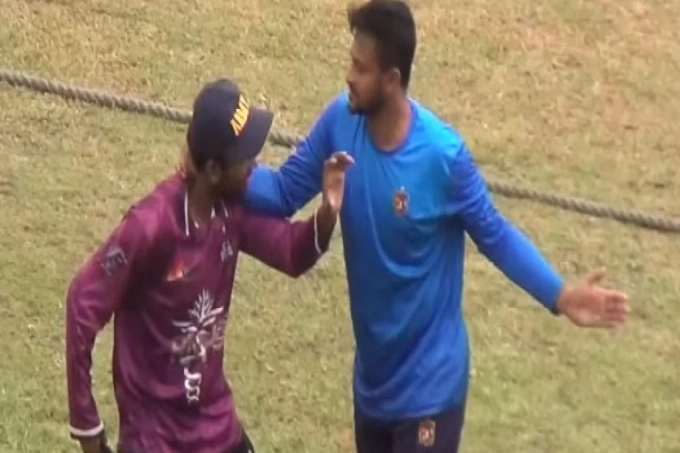 ভক্তকে আবার চড় মারতে গেলেন সাকিব