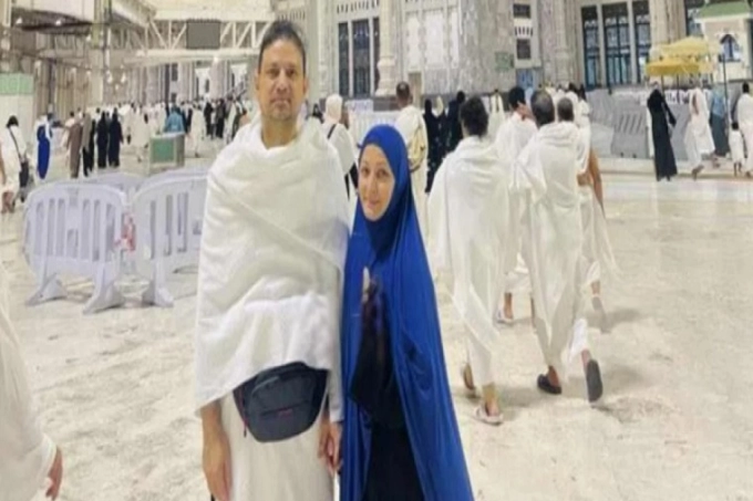 স্বামীর সঙ্গে সুজানার ওমরাহ পালন